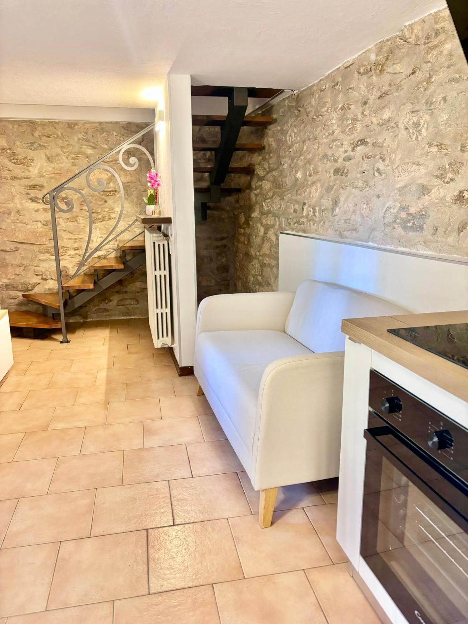 Vittoria Holiday House - Tulip Apartment And Tulip Room ستريزا المظهر الخارجي الصورة