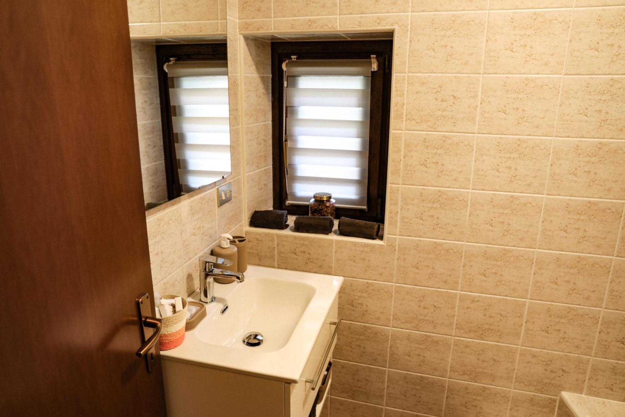 Vittoria Holiday House - Tulip Apartment And Tulip Room ستريزا المظهر الخارجي الصورة