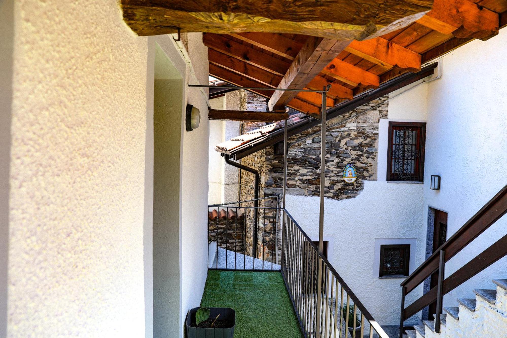 Vittoria Holiday House - Tulip Apartment And Tulip Room ستريزا المظهر الخارجي الصورة
